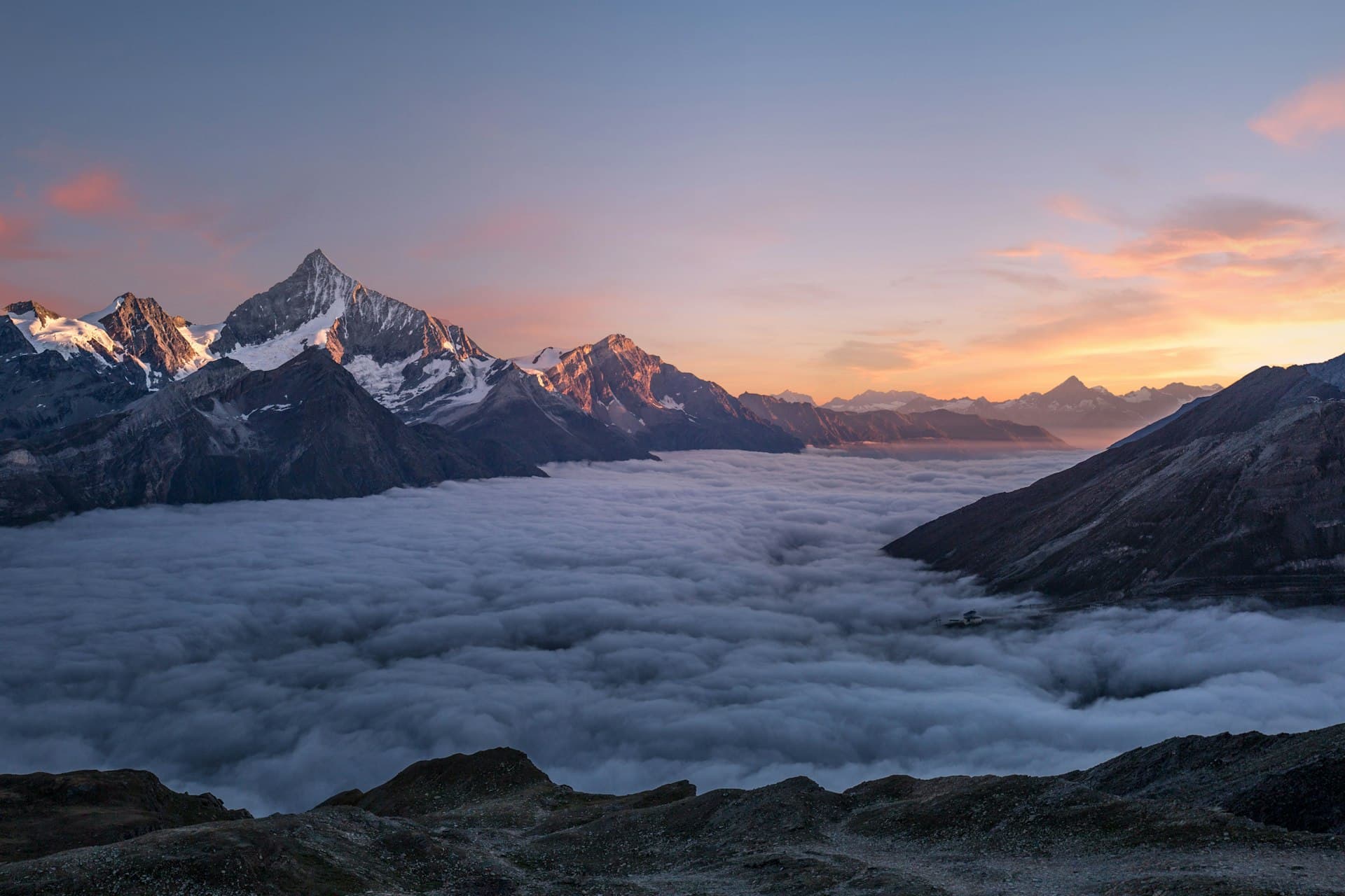 Paesaggio alpino con montagne innevate